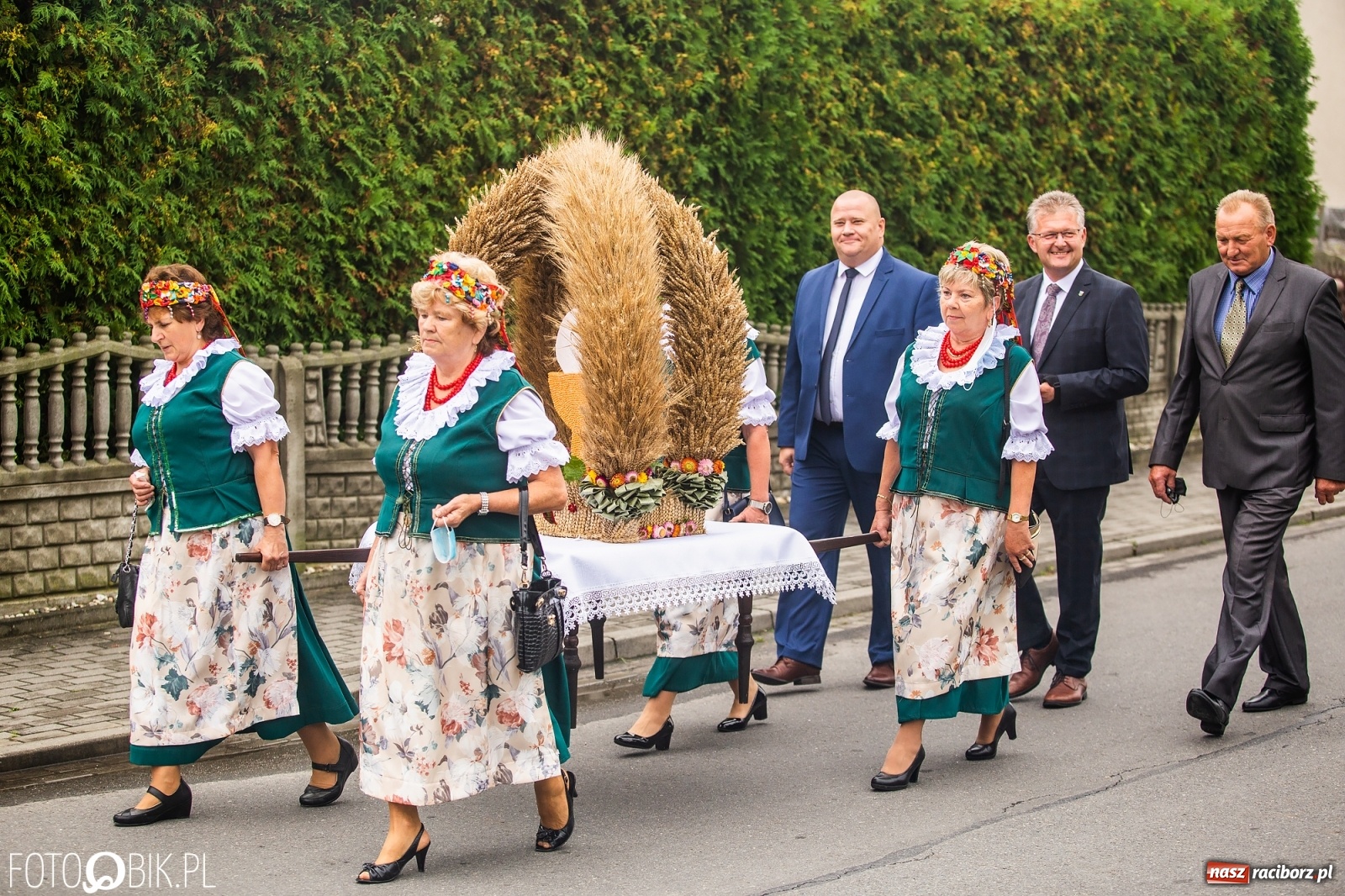 Zdjęcie w galerii na portalu naszraciborz.pl: Owsiszcze. Z koroną dożynkową na Mszę św. dziękczynną [FOTO] wiadomości z regionu