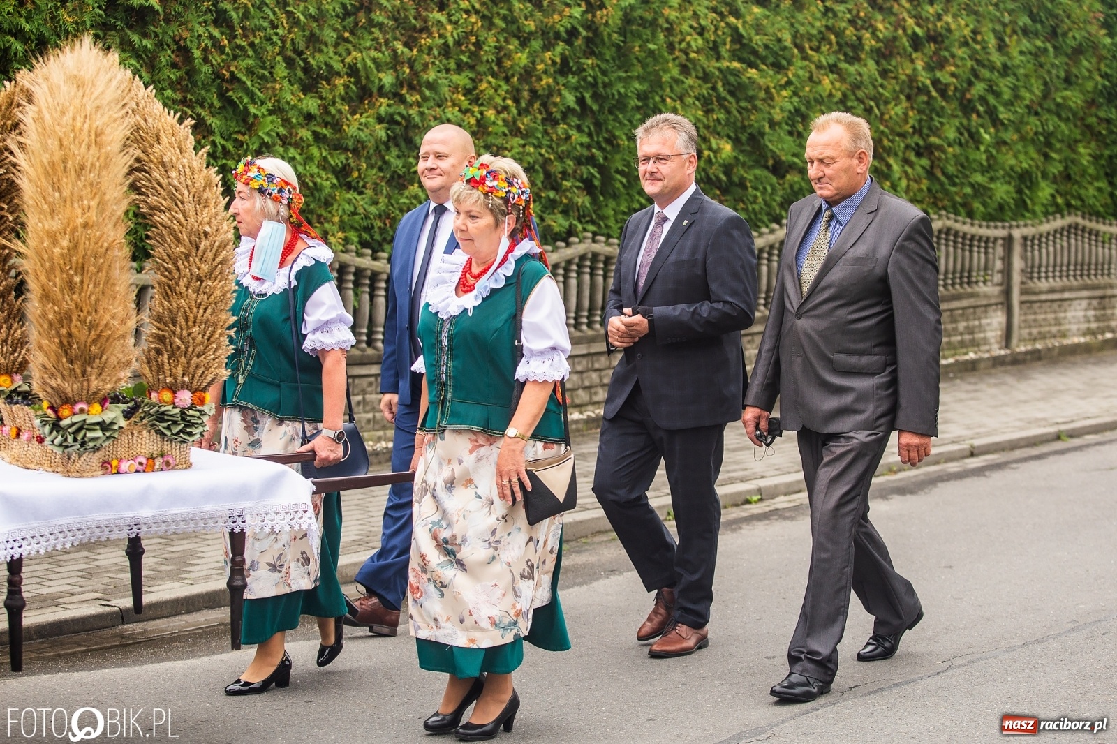 Zdjęcie w galerii na portalu naszraciborz.pl: Owsiszcze. Z koroną dożynkową na Mszę św. dziękczynną [FOTO] wiadomości z regionu