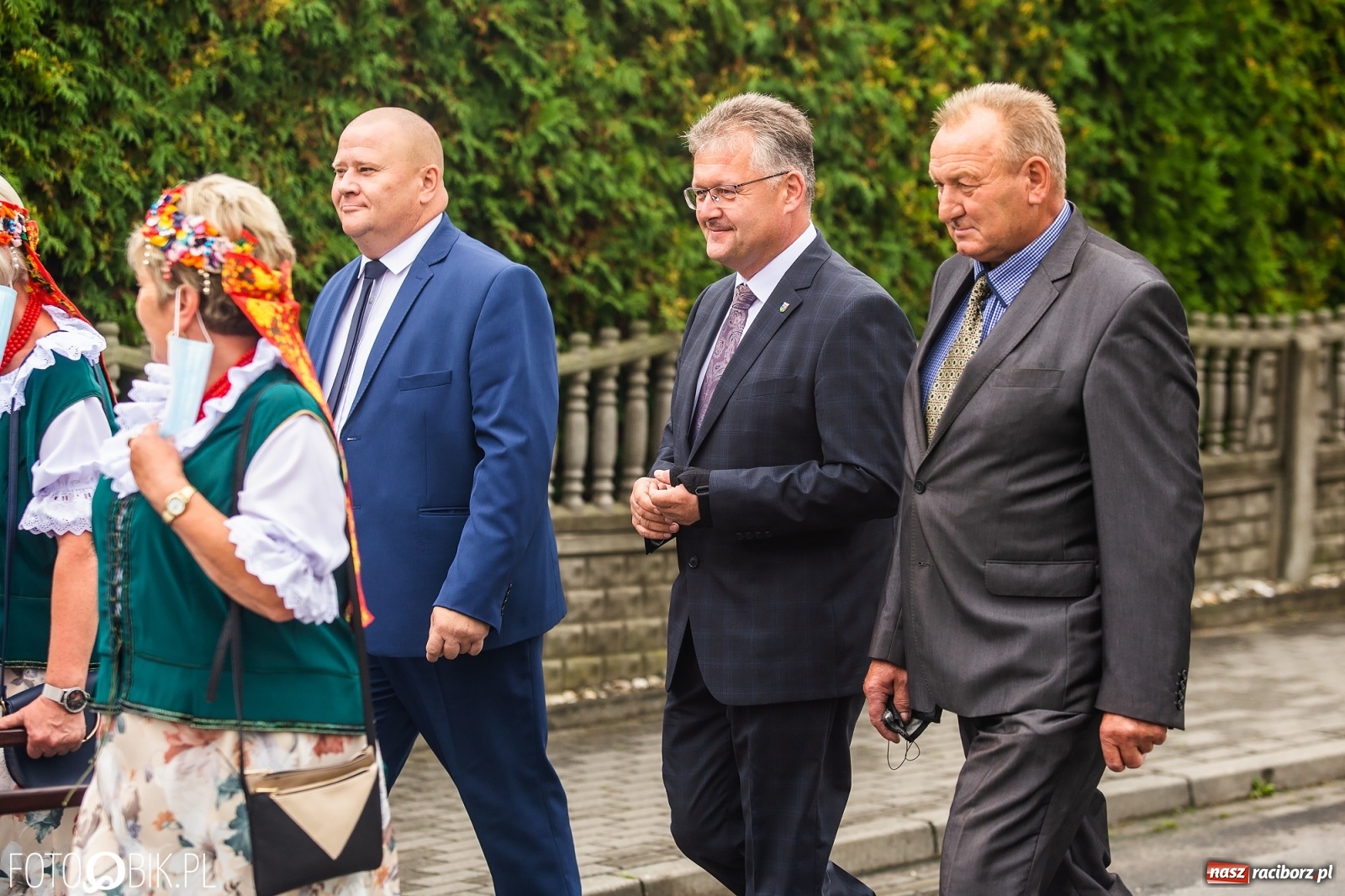 Zdjęcie w galerii na portalu naszraciborz.pl: Owsiszcze. Z koroną dożynkową na Mszę św. dziękczynną [FOTO] wiadomości z regionu