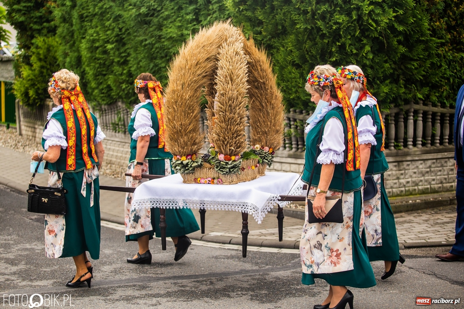 Zdjęcie w galerii na portalu naszraciborz.pl: Owsiszcze. Z koroną dożynkową na Mszę św. dziękczynną [FOTO] wiadomości z regionu