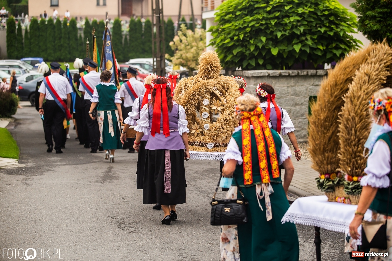 Zdjęcie w galerii na portalu naszraciborz.pl: Owsiszcze. Z koroną dożynkową na Mszę św. dziękczynną [FOTO] wiadomości z regionu