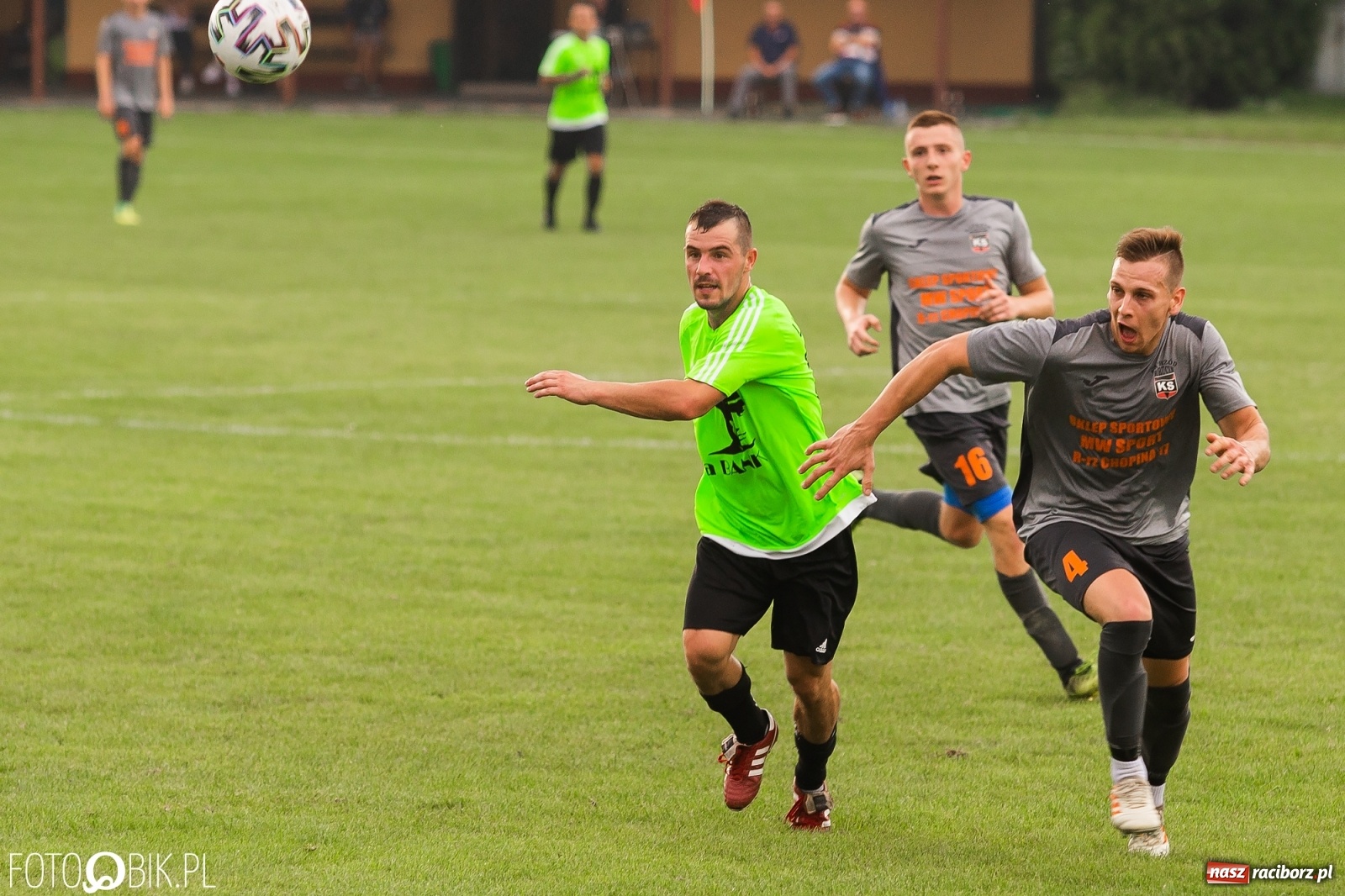 Zdjęcie w galerii na portalu naszraciborz.pl: Mecz na szczycie dla Tworkowa. Naprzód kończył w dziesięciu [FOTO] wiadomości z regionu