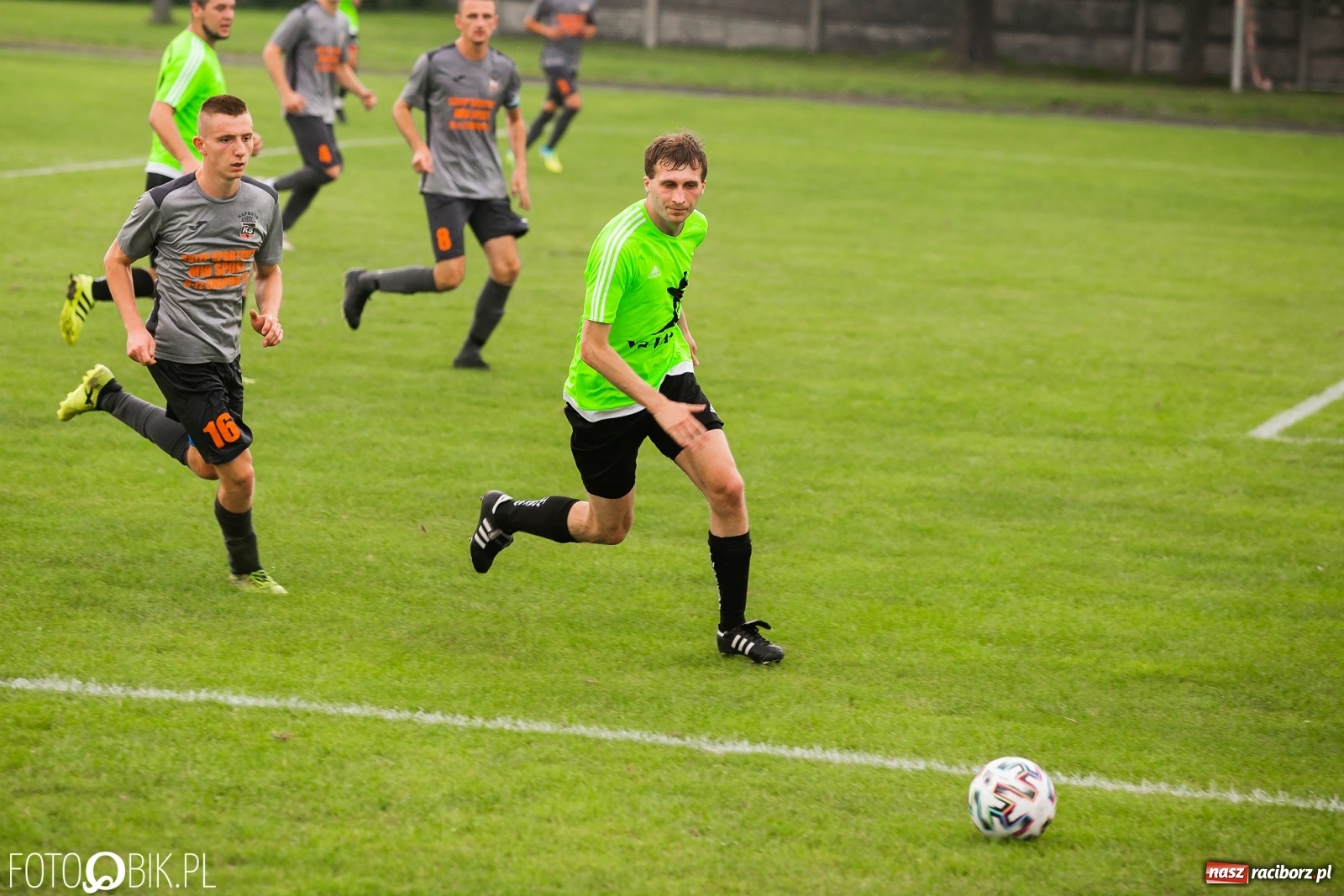 Zdjęcie w galerii na portalu naszraciborz.pl: Mecz na szczycie dla Tworkowa. Naprzód kończył w dziesięciu [FOTO] wiadomości z regionu