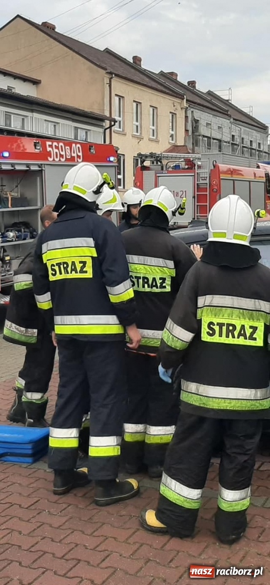 Zdjęcie w galerii na portalu naszraciborz.pl: Dziecko uwięzione w samochodzie w Tworkowie wiadomości z regionu