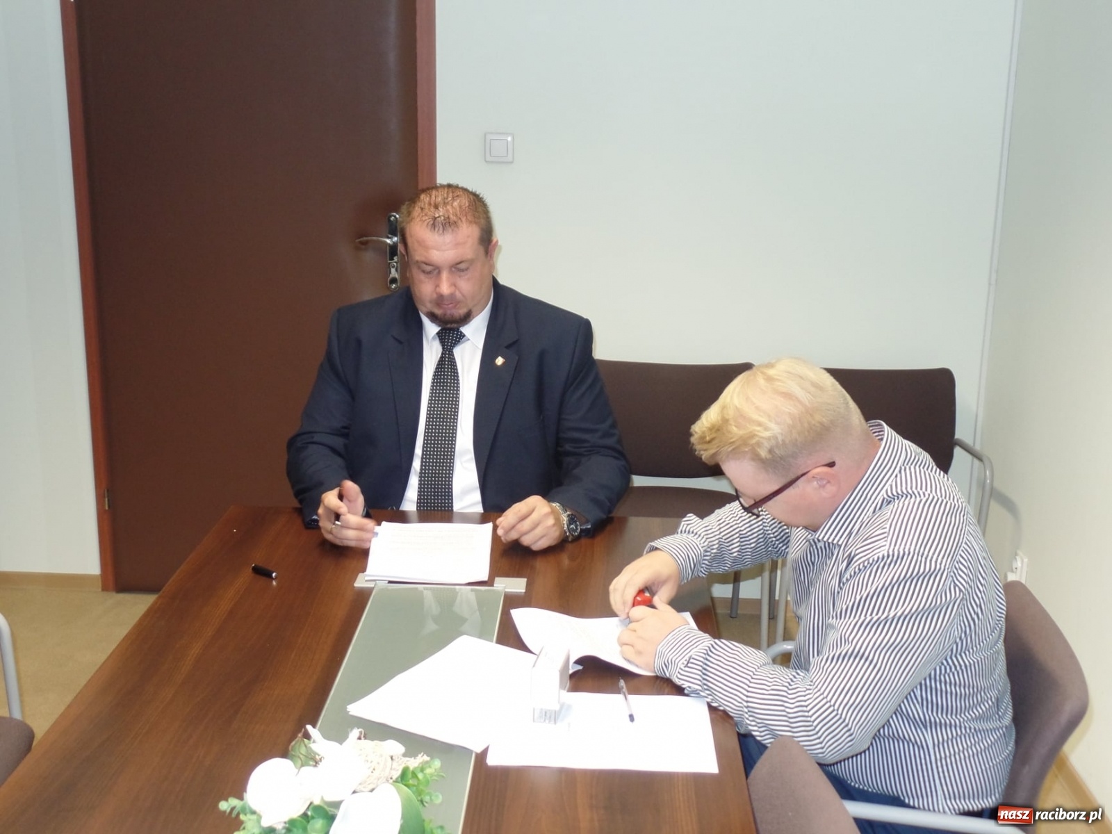 Zdjęcie w galerii na portalu naszraciborz.pl: Podpisano umowy na remonty dróg powiatowych w Tworkowie i Górkach Śląskich wiadomości z regionu