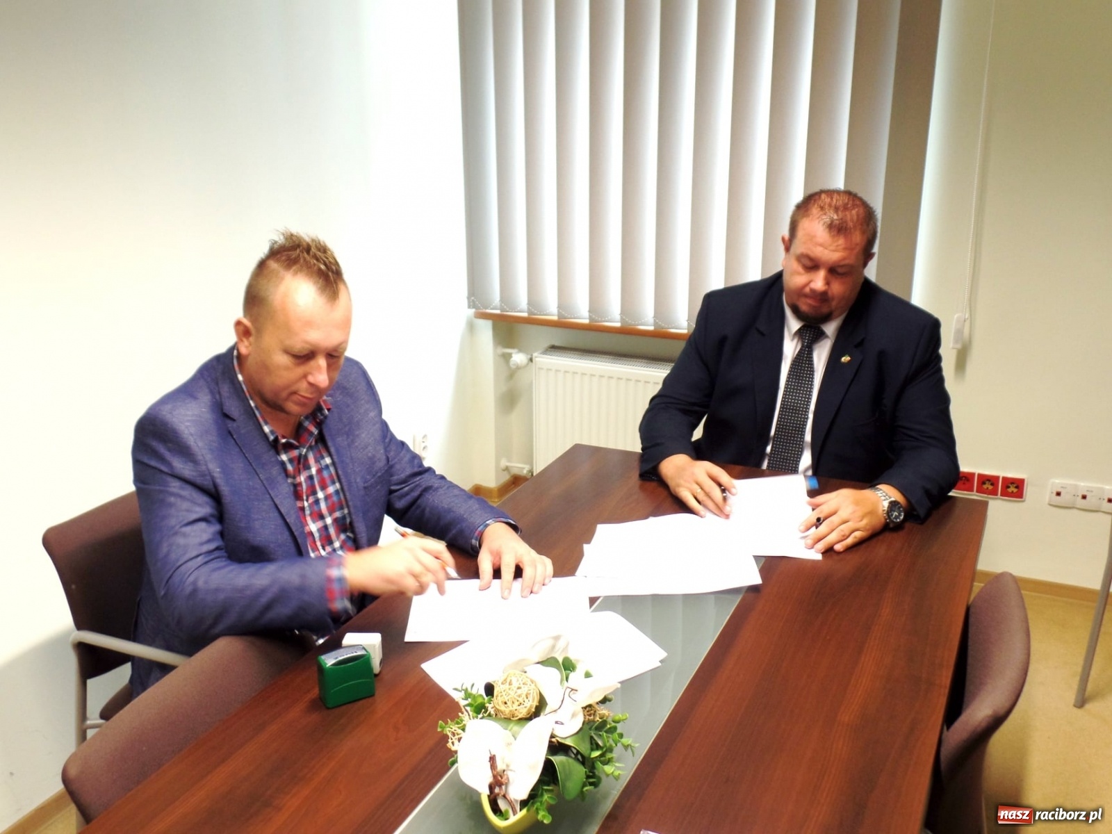 Zdjęcie w galerii na portalu naszraciborz.pl: Podpisano umowy na remonty dróg powiatowych w Tworkowie i Górkach Śląskich wiadomości z regionu