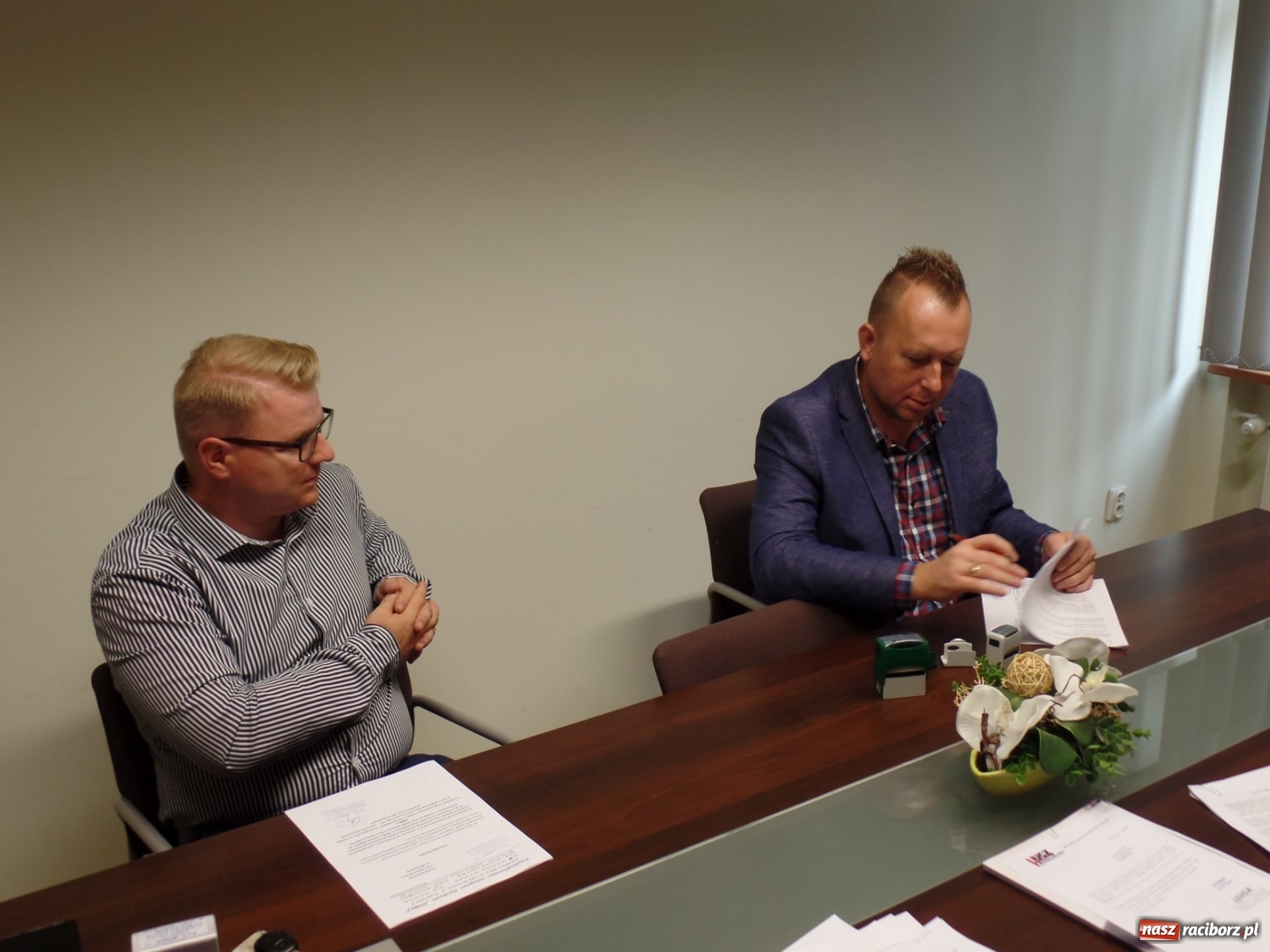 Zdjęcie w galerii na portalu naszraciborz.pl: Podpisano umowy na remonty dróg powiatowych w Tworkowie i Górkach Śląskich wiadomości z regionu