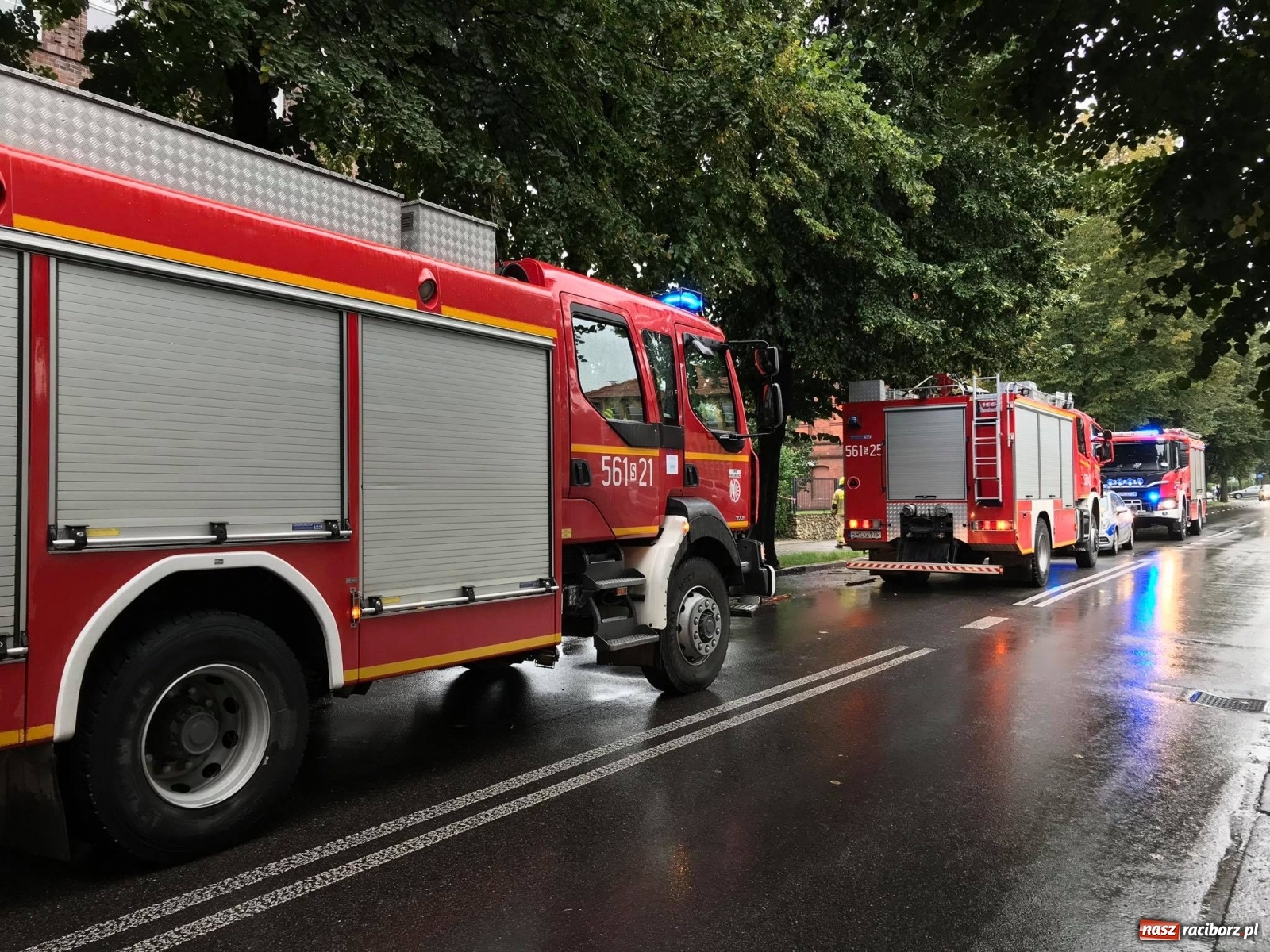 Zdjęcie w galerii na portalu naszraciborz.pl: Uczniowie nie mogli wejść do Budowlanki. Akcja strażaków i policji [FOTO] wiadomości z regionu