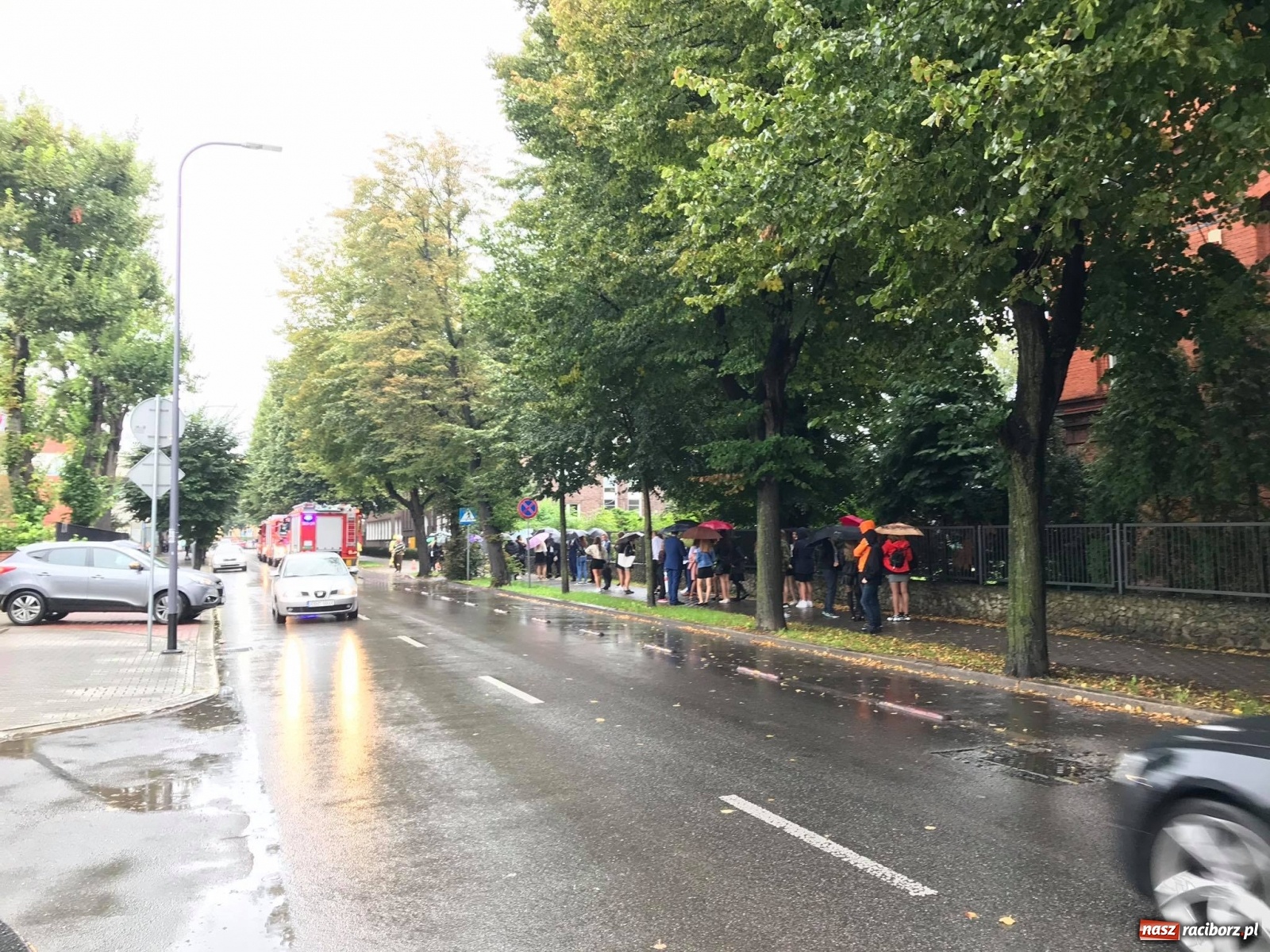 Zdjęcie w galerii na portalu naszraciborz.pl: Uczniowie nie mogli wejść do Budowlanki. Akcja strażaków i policji [FOTO] wiadomości z regionu