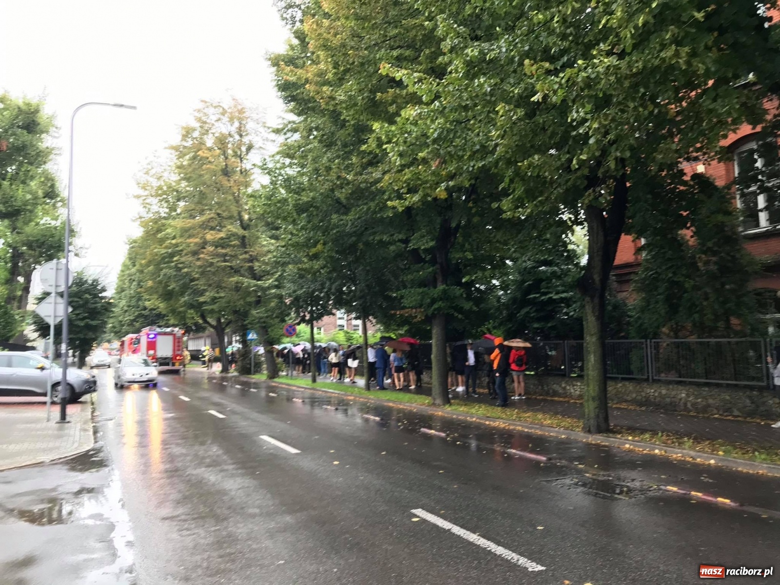 Zdjęcie w galerii na portalu naszraciborz.pl: Uczniowie nie mogli wejść do Budowlanki. Akcja strażaków i policji [FOTO] wiadomości z regionu