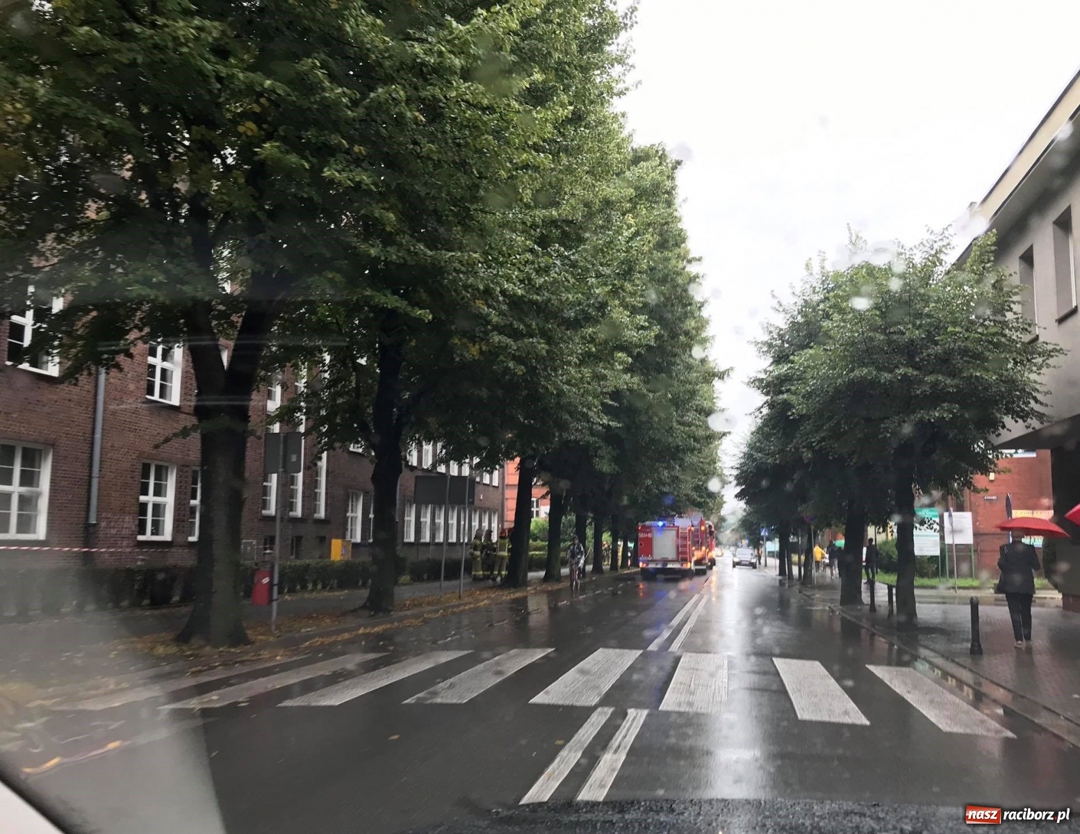 Zdjęcie w galerii na portalu naszraciborz.pl: Uczniowie nie mogli wejść do Budowlanki. Akcja strażaków i policji [FOTO] wiadomości z regionu