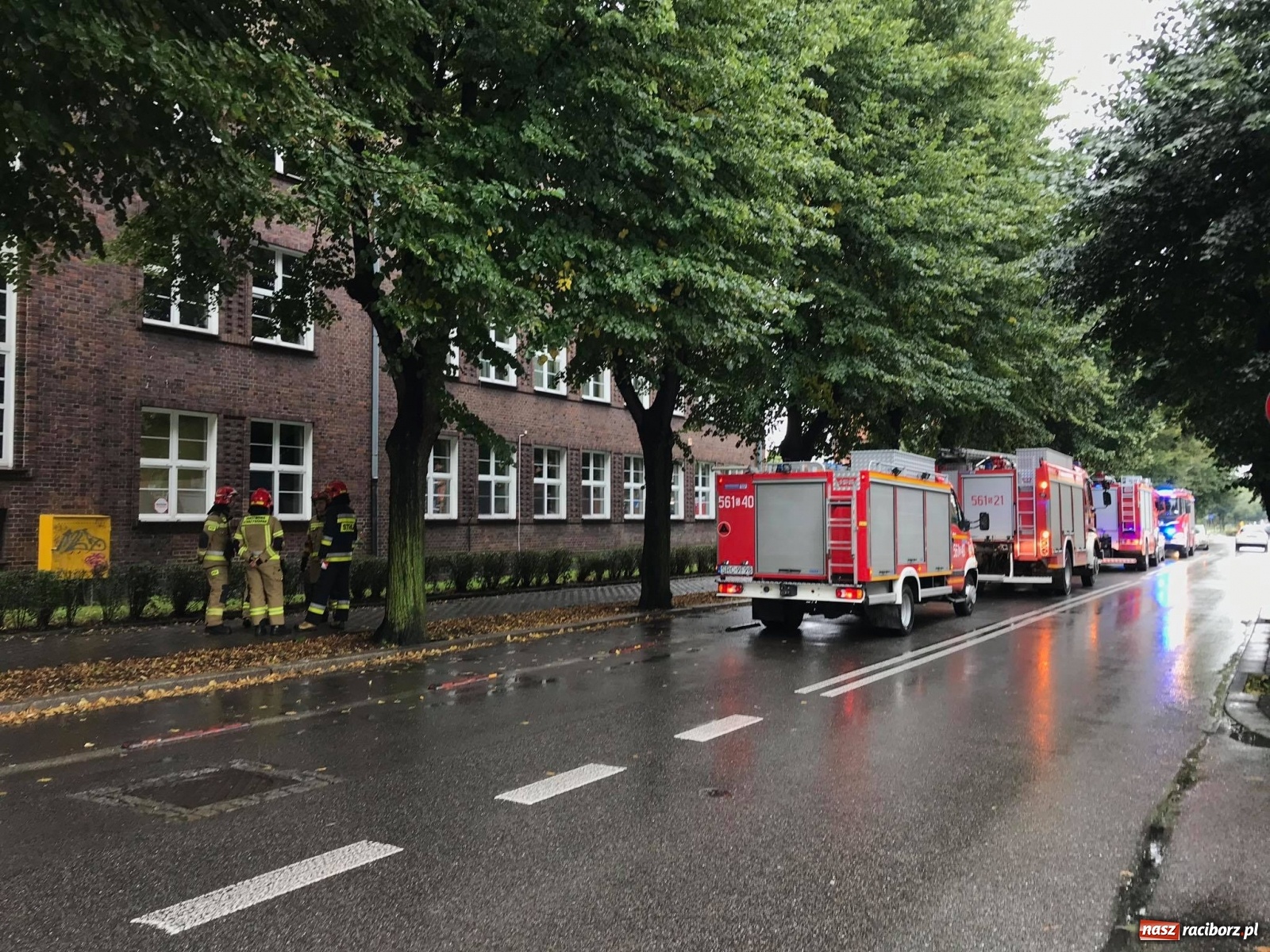 Zdjęcie w galerii na portalu naszraciborz.pl: Uczniowie nie mogli wejść do Budowlanki. Akcja strażaków i policji [FOTO] wiadomości z regionu