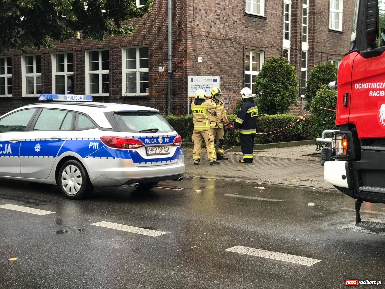 Zdjęcie w galerii na portalu naszraciborz.pl: Uczniowie nie mogli wejść do Budowlanki. Akcja strażaków i policji [FOTO] wiadomości z regionu