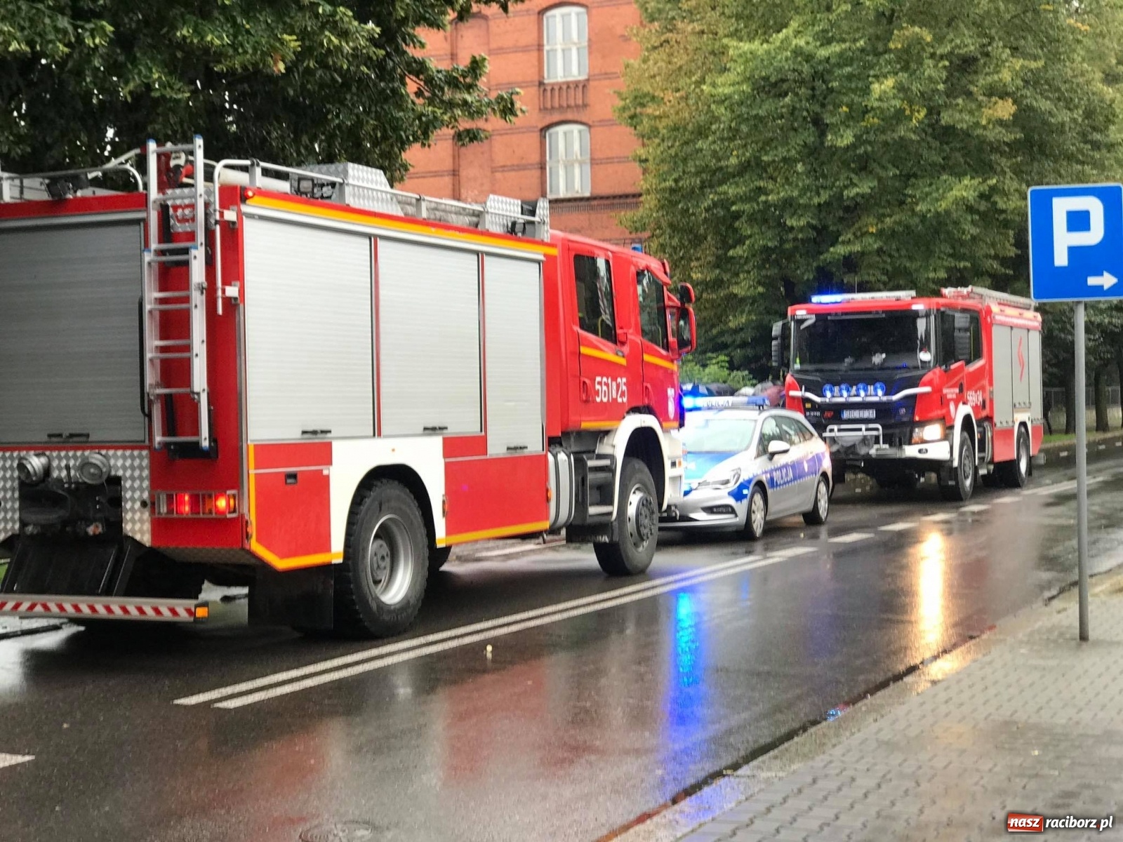 Zdjęcie w galerii na portalu naszraciborz.pl: Uczniowie nie mogli wejść do Budowlanki. Akcja strażaków i policji [FOTO] wiadomości z regionu