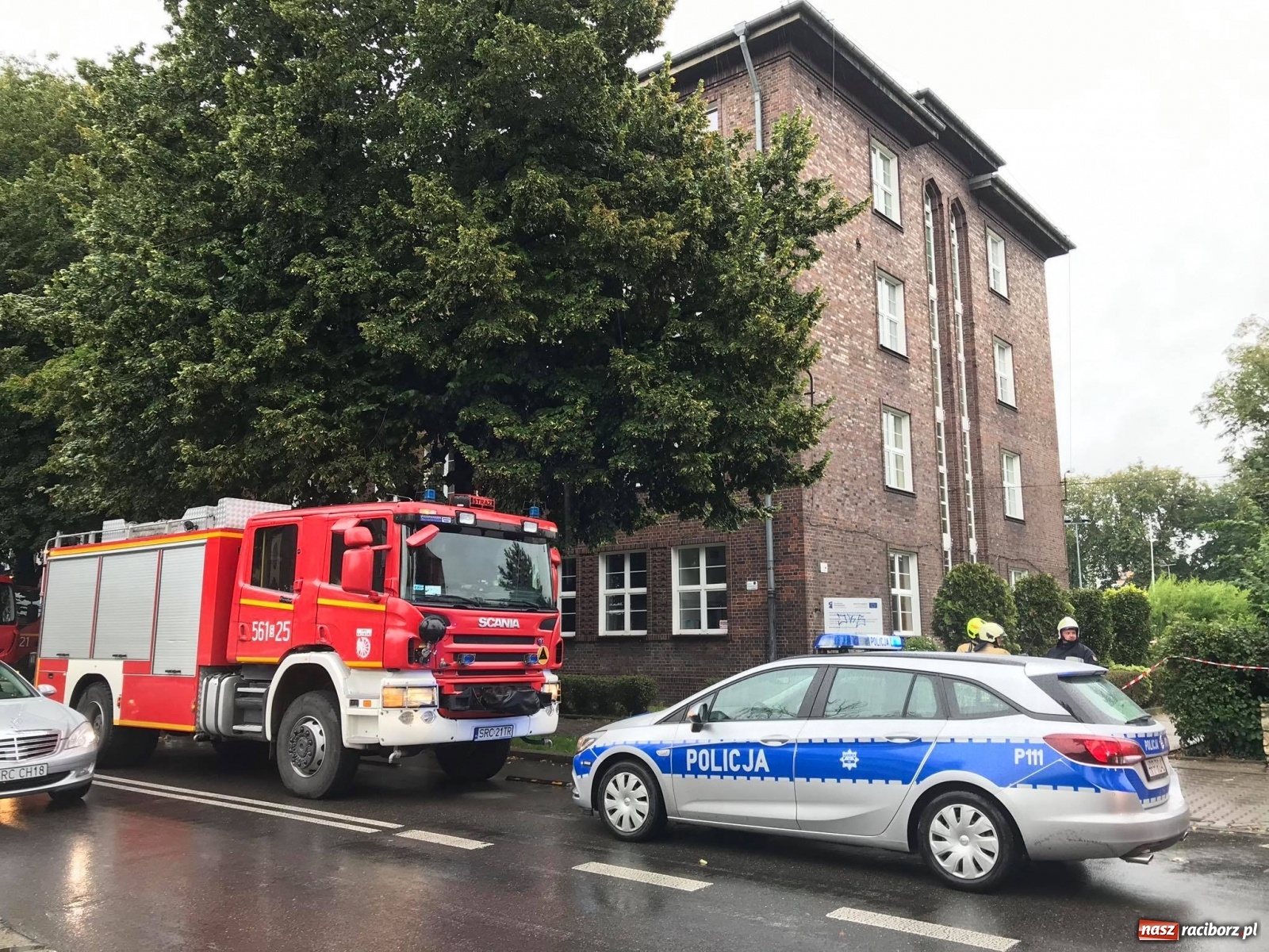 Zdjęcie w galerii na portalu naszraciborz.pl: Uczniowie nie mogli wejść do Budowlanki. Akcja strażaków i policji [FOTO] wiadomości z regionu
