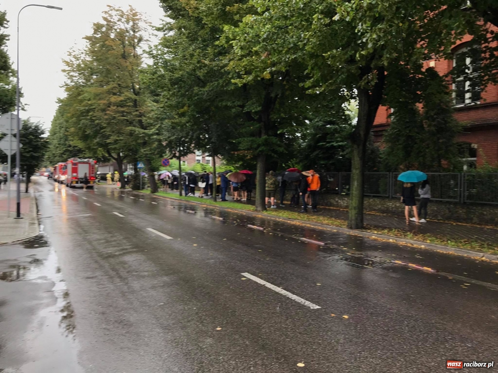 Zdjęcie w galerii na portalu naszraciborz.pl: Uczniowie nie mogli wejść do Budowlanki. Akcja strażaków i policji [FOTO] wiadomości z regionu
