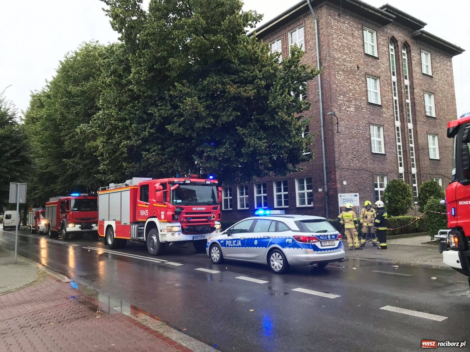Zdjęcie w galerii na portalu naszraciborz.pl: Uczniowie nie mogli wejść do Budowlanki. Akcja strażaków i policji [FOTO] wiadomości z regionu