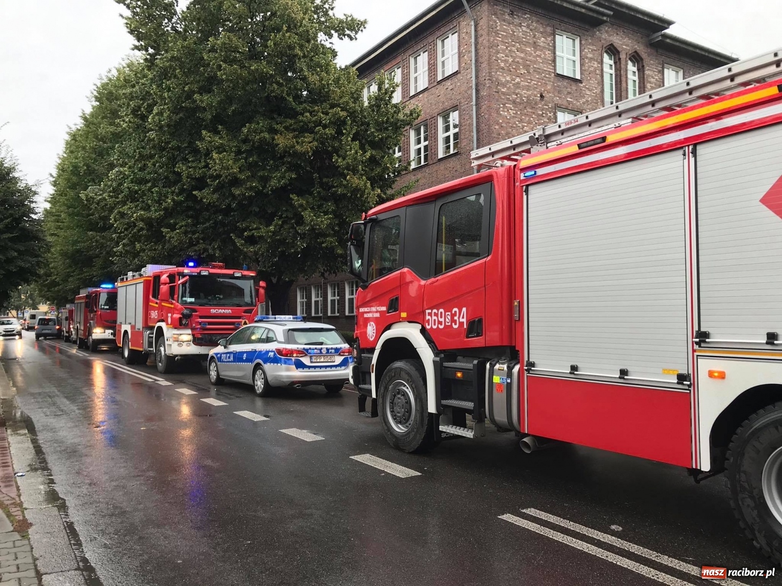 Zdjęcie w galerii na portalu naszraciborz.pl: Uczniowie nie mogli wejść do Budowlanki. Akcja strażaków i policji [FOTO] wiadomości z regionu