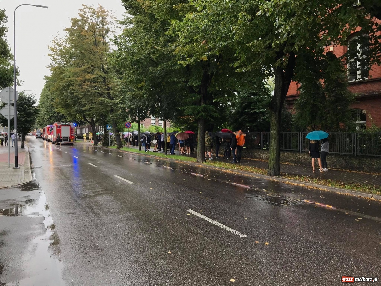 Zdjęcie w galerii na portalu naszraciborz.pl: Uczniowie nie mogli wejść do Budowlanki. Akcja strażaków i policji [FOTO] wiadomości z regionu