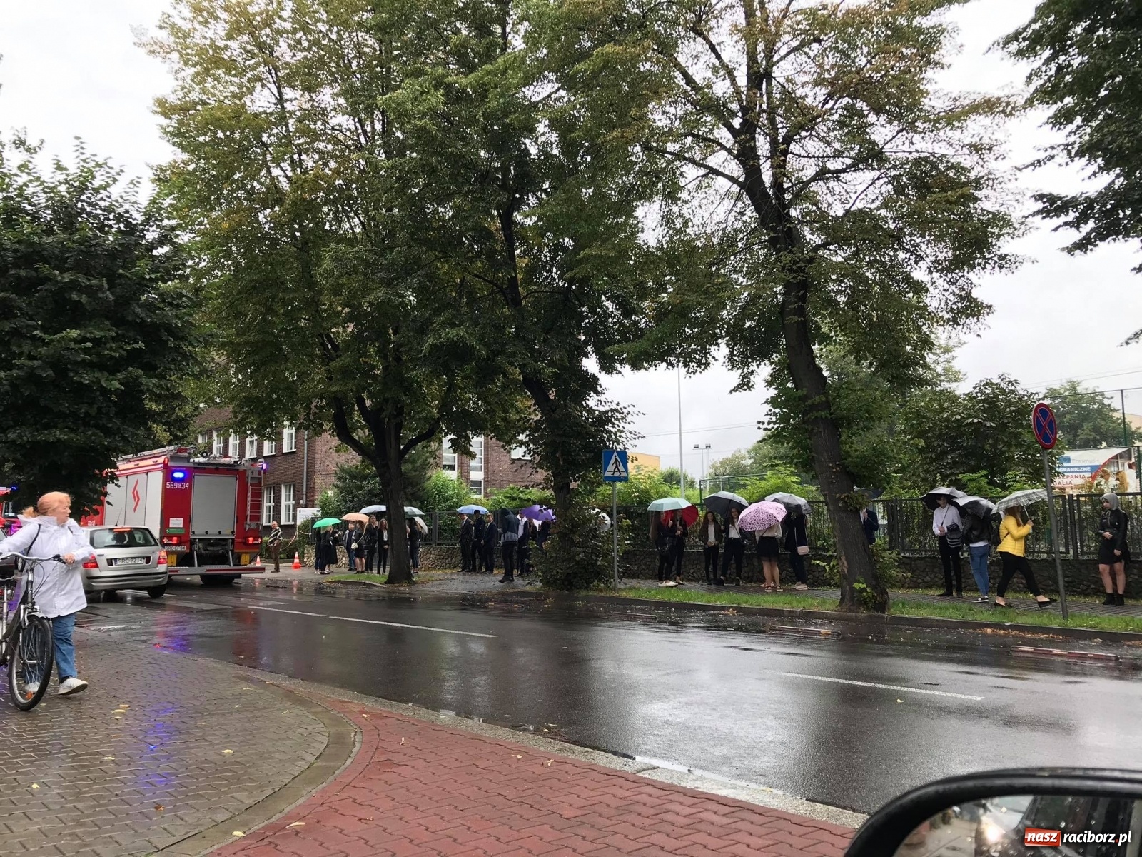 Zdjęcie w galerii na portalu naszraciborz.pl: Uczniowie nie mogli wejść do Budowlanki. Akcja strażaków i policji [FOTO] wiadomości z regionu