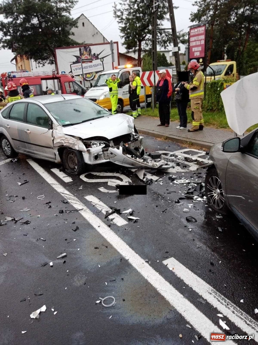 Zdjęcie w galerii na portalu naszraciborz.pl: Kraksa w Raszczycach. Dwóch poszkodowanych z powiatu raciborskiego [FOTO]  wiadomości z regionu