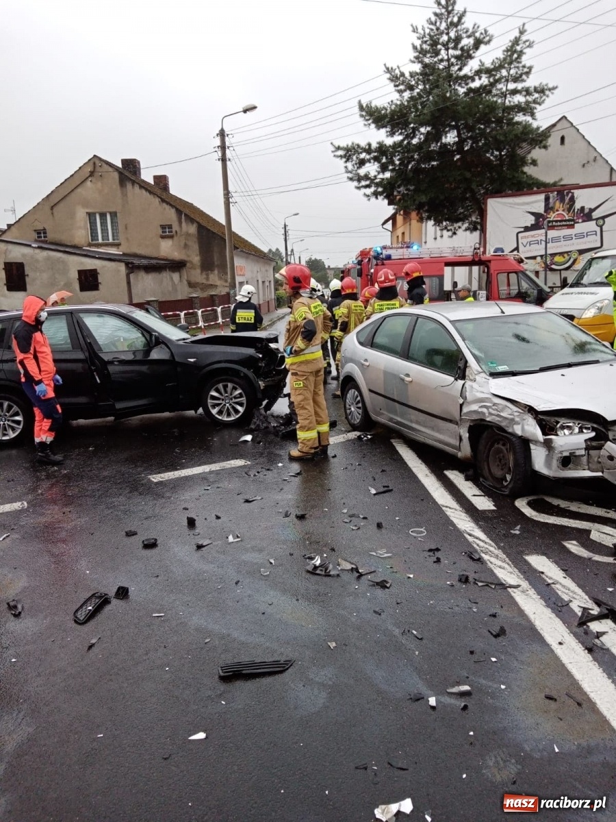 Zdjęcie w galerii na portalu naszraciborz.pl: Kraksa w Raszczycach. Dwóch poszkodowanych z powiatu raciborskiego [FOTO]  wiadomości z regionu