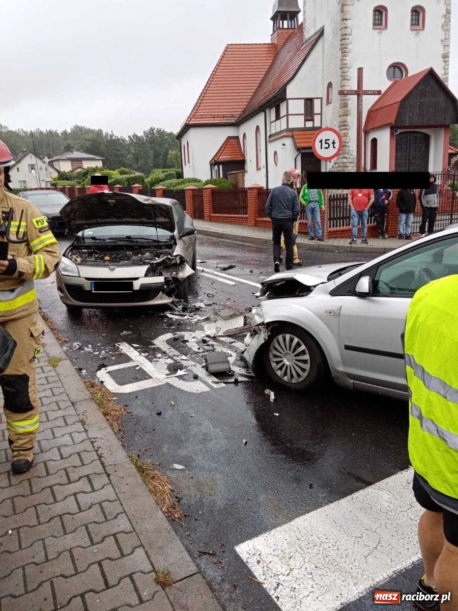 Zdjęcie w galerii na portalu naszraciborz.pl: Kraksa w Raszczycach. Dwóch poszkodowanych z powiatu raciborskiego [FOTO]  wiadomości z regionu