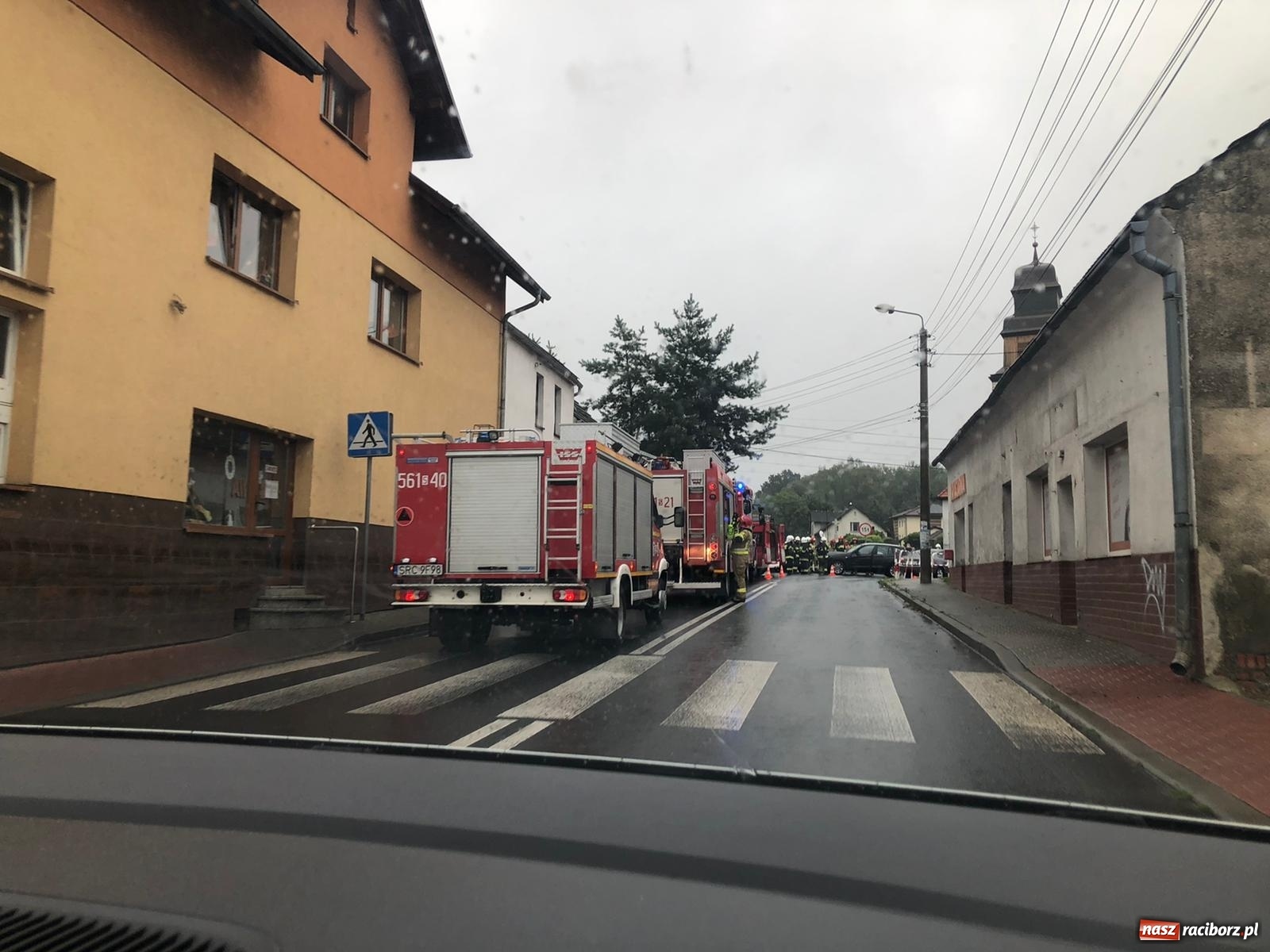 Zdjęcie w galerii na portalu naszraciborz.pl: Kraksa w Raszczycach. Dwóch poszkodowanych z powiatu raciborskiego [FOTO]  wiadomości z regionu