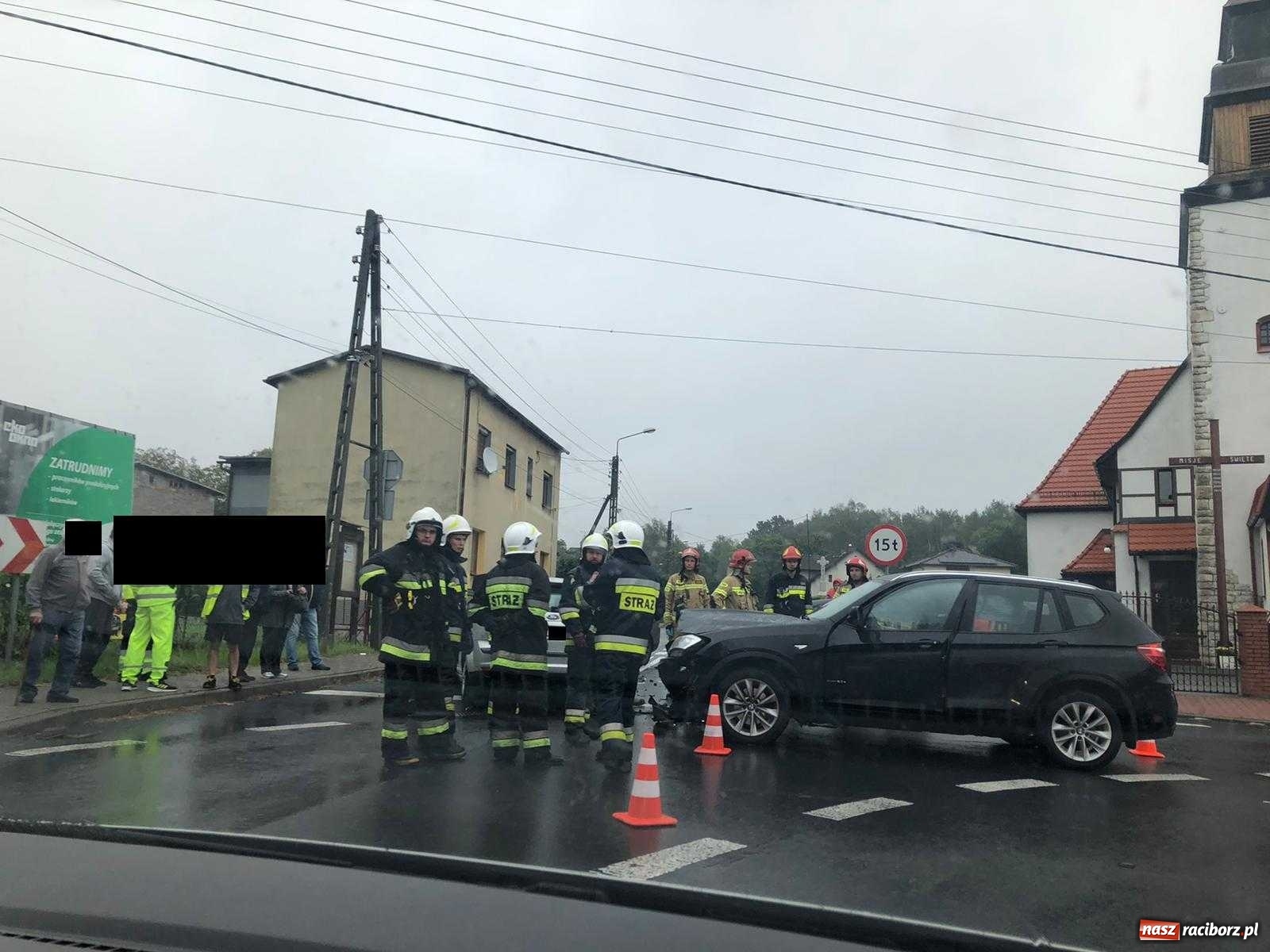Zdjęcie w galerii na portalu naszraciborz.pl: Kraksa w Raszczycach. Dwóch poszkodowanych z powiatu raciborskiego [FOTO]  wiadomości z regionu