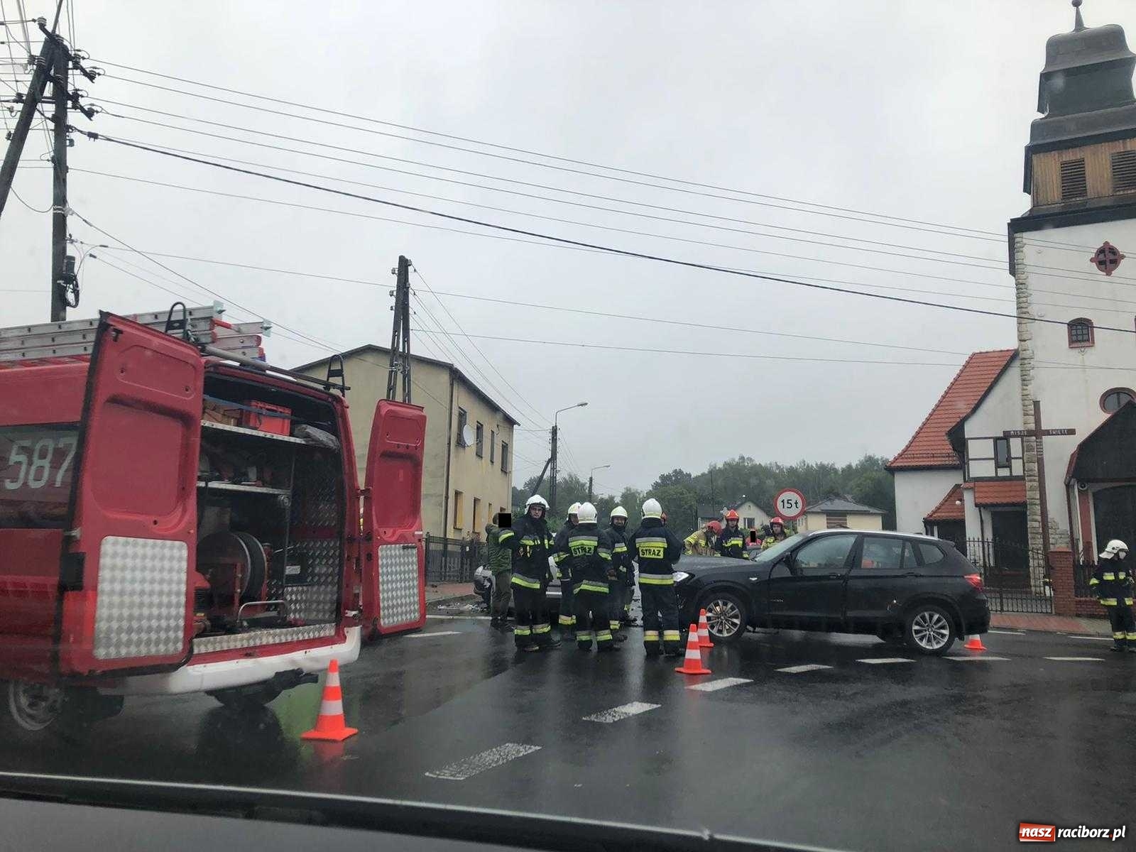 Zdjęcie w galerii na portalu naszraciborz.pl: Kraksa w Raszczycach. Dwóch poszkodowanych z powiatu raciborskiego [FOTO]  wiadomości z regionu