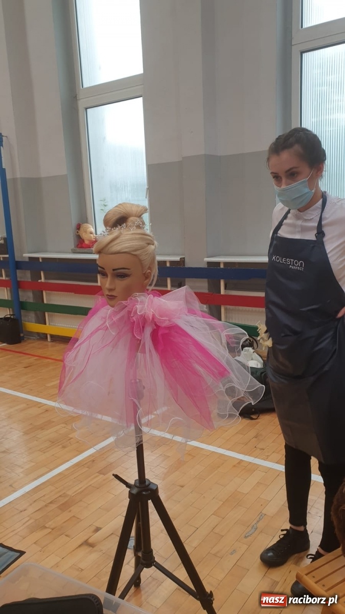 Zdjęcie w galerii na portalu naszraciborz.pl: Fryzjerski egzamin czeladniczy w Raciborzu  wiadomości z regionu