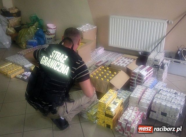 Zdjęcie w galerii na portalu naszraciborz.pl: Sprzedawali legalną odzież i nielegalne papierosy wiadomości z regionu