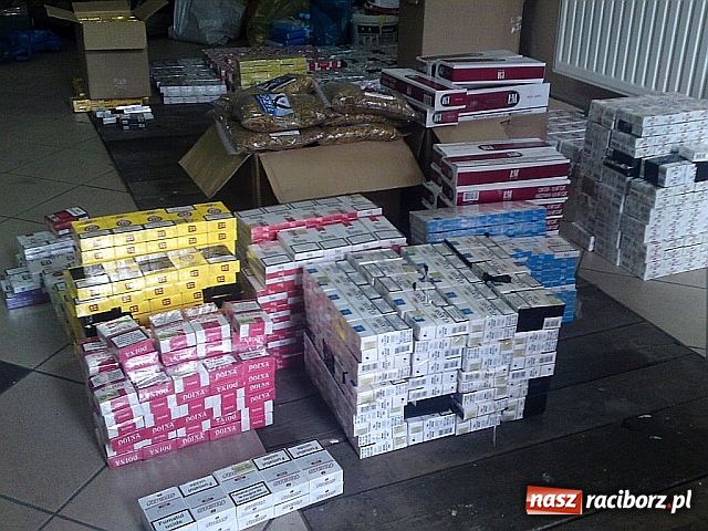 Zdjęcie w galerii na portalu naszraciborz.pl: Sprzedawali legalną odzież i nielegalne papierosy wiadomości z regionu