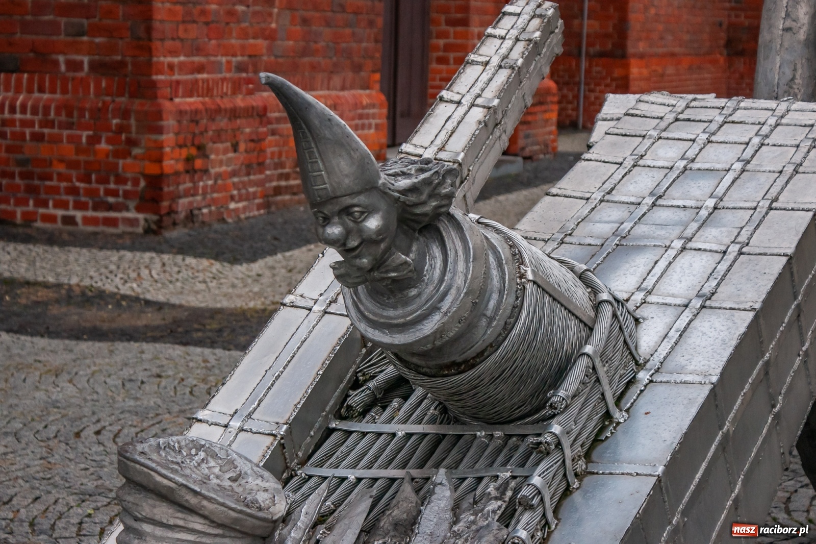 Zdjęcie w galerii na portalu naszraciborz.pl: Tajemnicze rzeźby na raciborskim Rynku [FOTO] wiadomości z regionu
