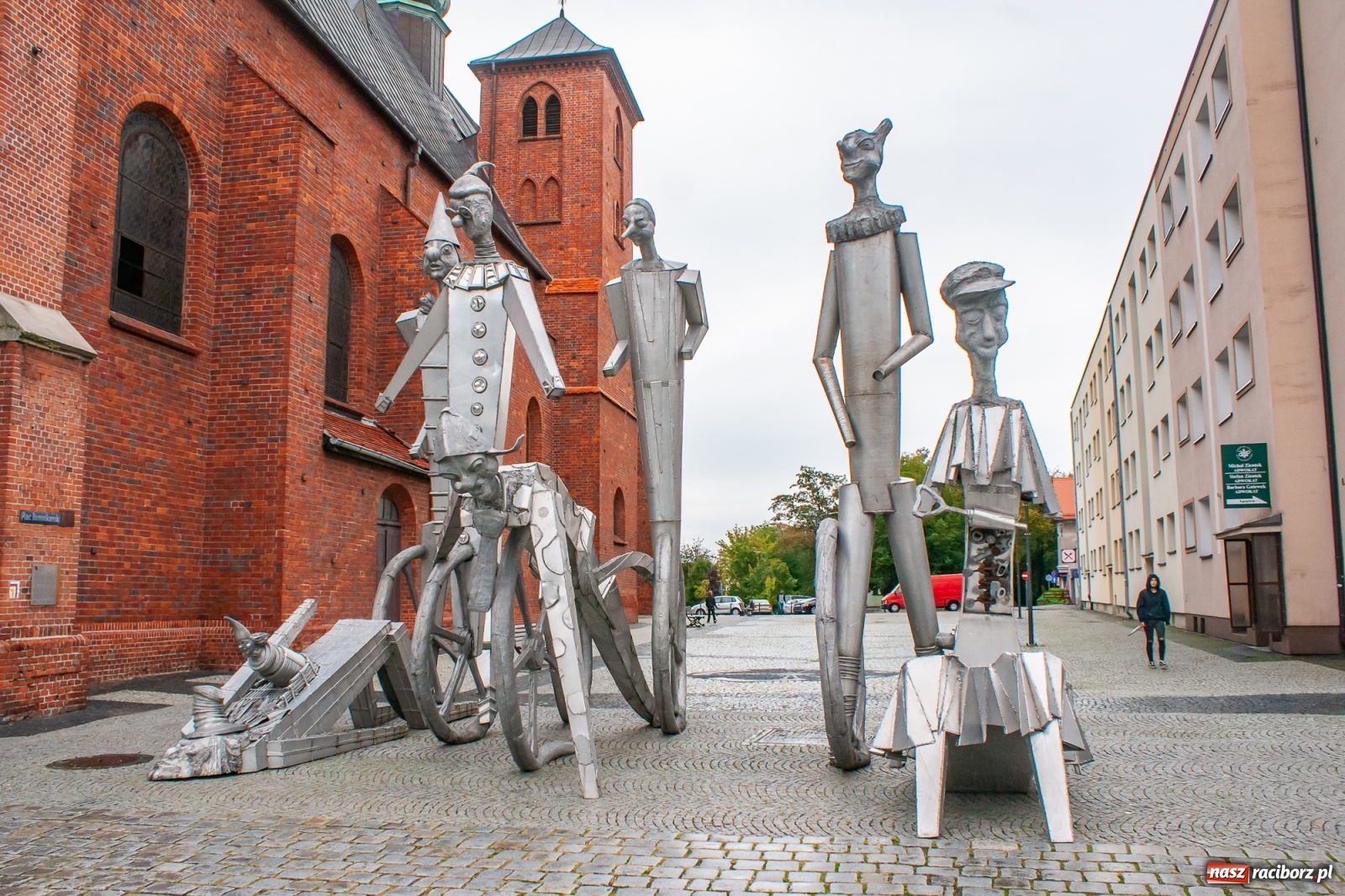 Zdjęcie w galerii na portalu naszraciborz.pl: Tajemnicze rzeźby na raciborskim Rynku [FOTO] wiadomości z regionu