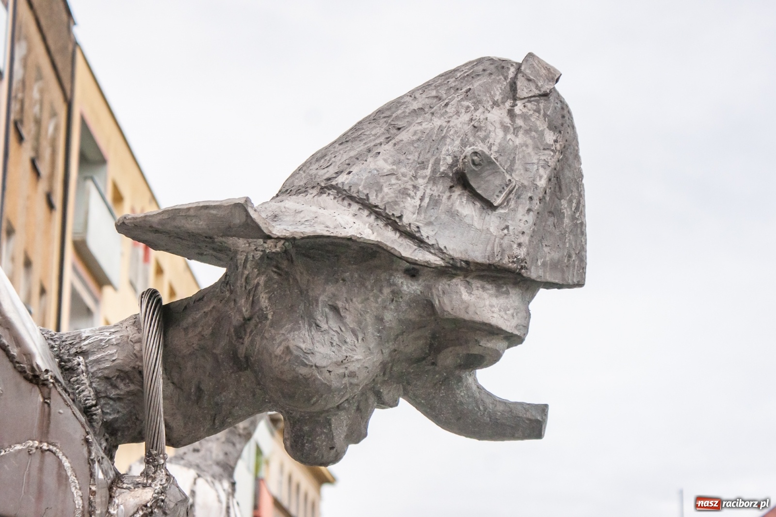 Zdjęcie w galerii na portalu naszraciborz.pl: Tajemnicze rzeźby na raciborskim Rynku [FOTO] wiadomości z regionu
