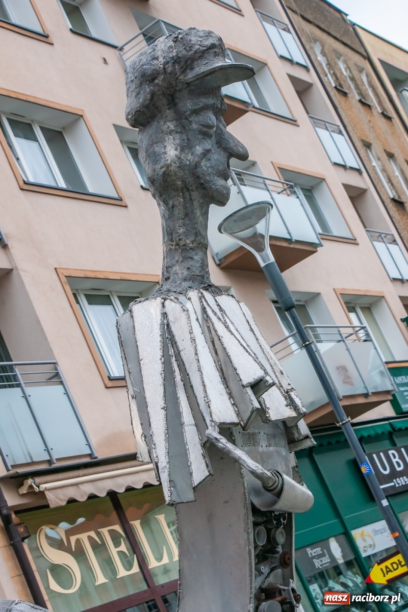 Zdjęcie w galerii na portalu naszraciborz.pl: Tajemnicze rzeźby na raciborskim Rynku [FOTO] wiadomości z regionu