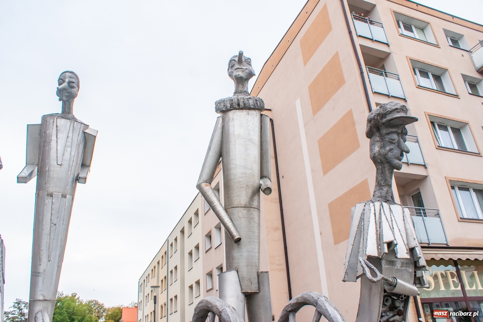 Zdjęcie w galerii na portalu naszraciborz.pl: Tajemnicze rzeźby na raciborskim Rynku [FOTO] wiadomości z regionu