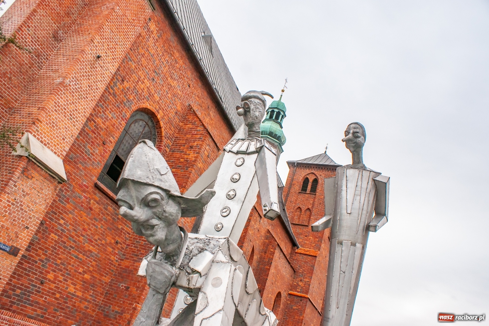 Zdjęcie w galerii na portalu naszraciborz.pl: Tajemnicze rzeźby na raciborskim Rynku [FOTO] wiadomości z regionu