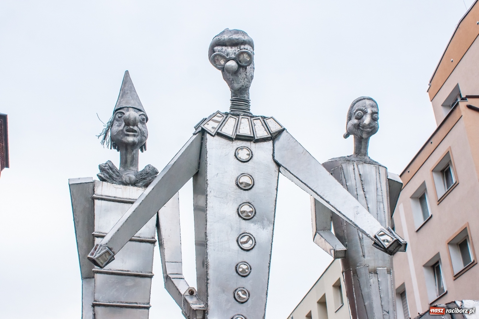 Zdjęcie w galerii na portalu naszraciborz.pl: Tajemnicze rzeźby na raciborskim Rynku [FOTO] wiadomości z regionu