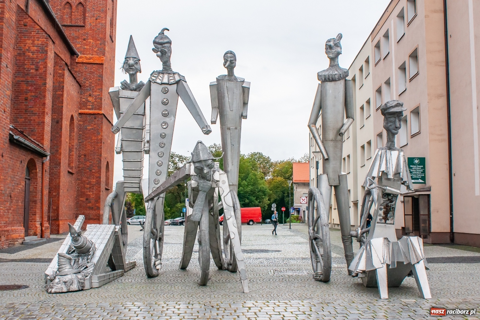 Zdjęcie w galerii na portalu naszraciborz.pl: Tajemnicze rzeźby na raciborskim Rynku [FOTO] wiadomości z regionu