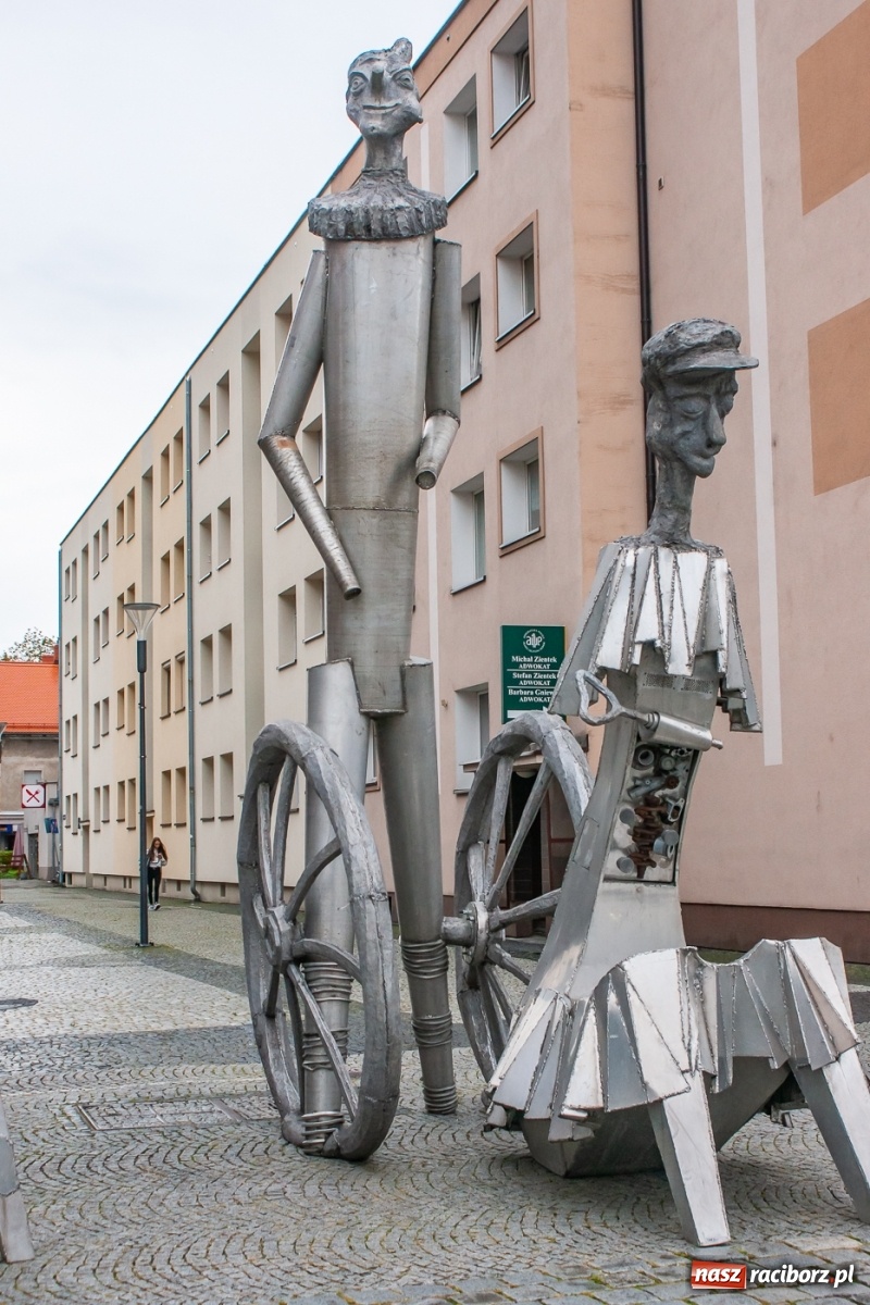 Zdjęcie w galerii na portalu naszraciborz.pl: Tajemnicze rzeźby na raciborskim Rynku [FOTO] wiadomości z regionu