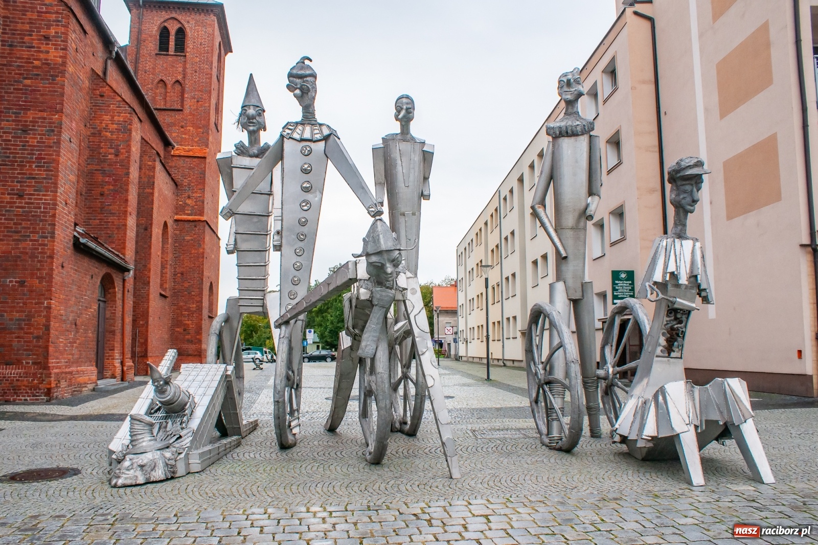 Zdjęcie w galerii na portalu naszraciborz.pl: Tajemnicze rzeźby na raciborskim Rynku [FOTO] wiadomości z regionu
