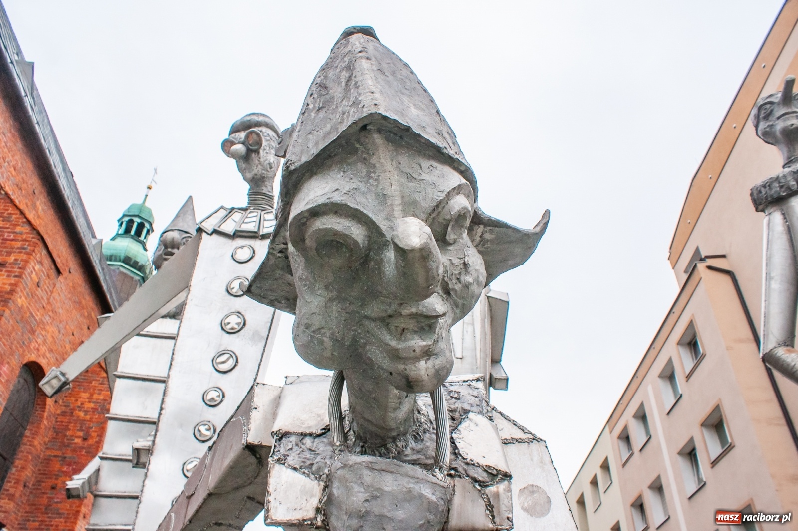 Zdjęcie w galerii na portalu naszraciborz.pl: Tajemnicze rzeźby na raciborskim Rynku [FOTO] wiadomości z regionu