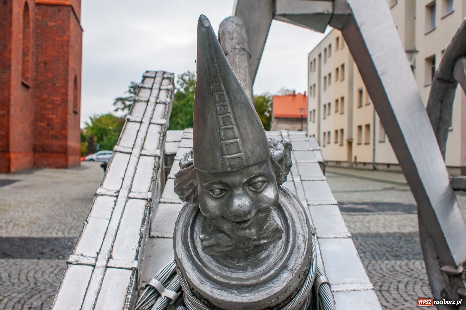 Zdjęcie w galerii na portalu naszraciborz.pl: Tajemnicze rzeźby na raciborskim Rynku [FOTO] wiadomości z regionu