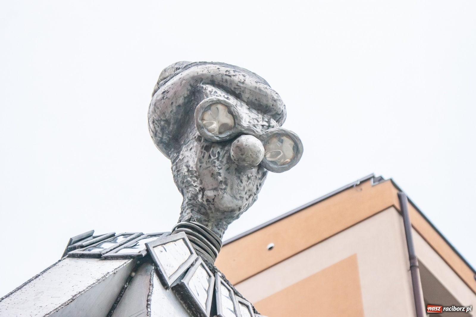 Zdjęcie w galerii na portalu naszraciborz.pl: Tajemnicze rzeźby na raciborskim Rynku [FOTO] wiadomości z regionu