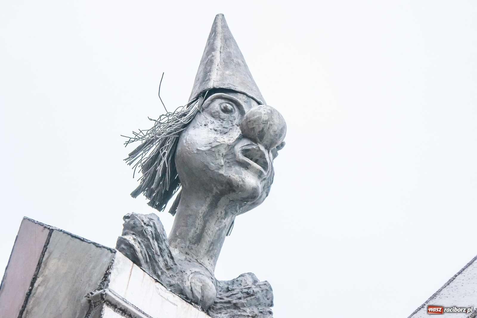 Zdjęcie w galerii na portalu naszraciborz.pl: Tajemnicze rzeźby na raciborskim Rynku [FOTO] wiadomości z regionu