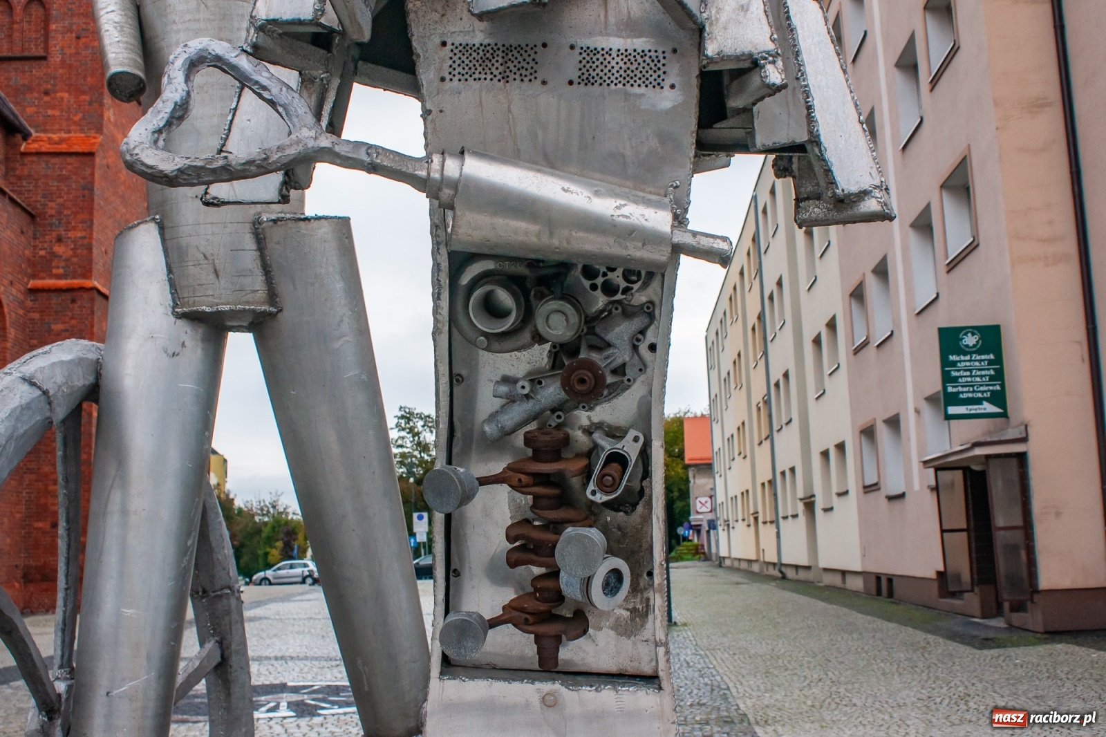 Zdjęcie w galerii na portalu naszraciborz.pl: Tajemnicze rzeźby na raciborskim Rynku [FOTO] wiadomości z regionu