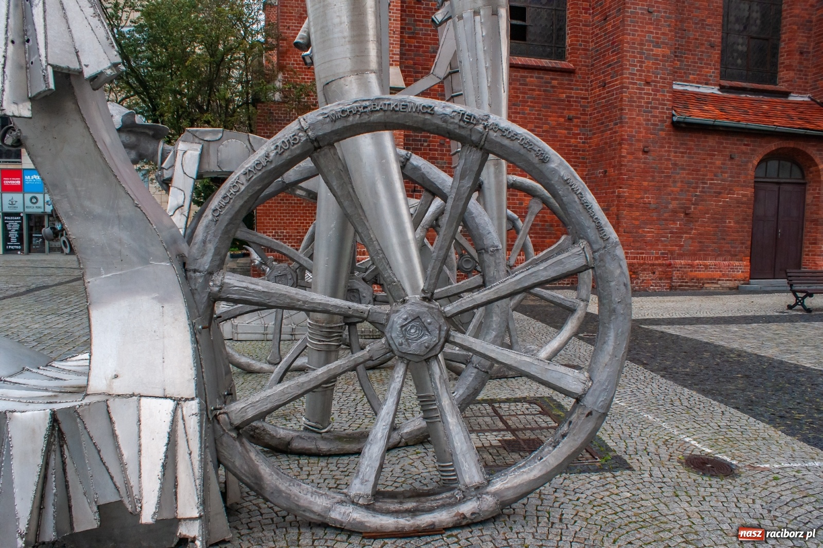 Zdjęcie w galerii na portalu naszraciborz.pl: Tajemnicze rzeźby na raciborskim Rynku [FOTO] wiadomości z regionu