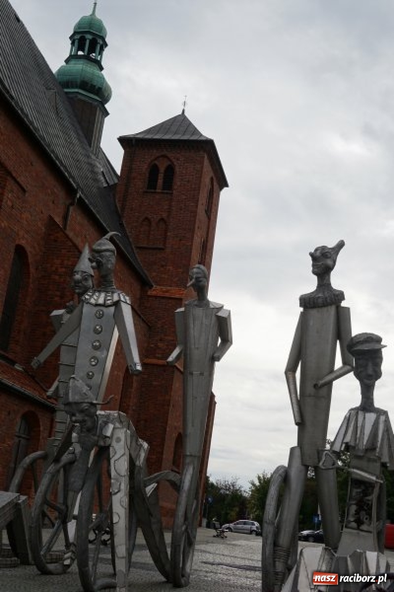 Zdjęcie w galerii na portalu naszraciborz.pl: Tajemnicze rzeźby na raciborskim Rynku [FOTO] wiadomości z regionu